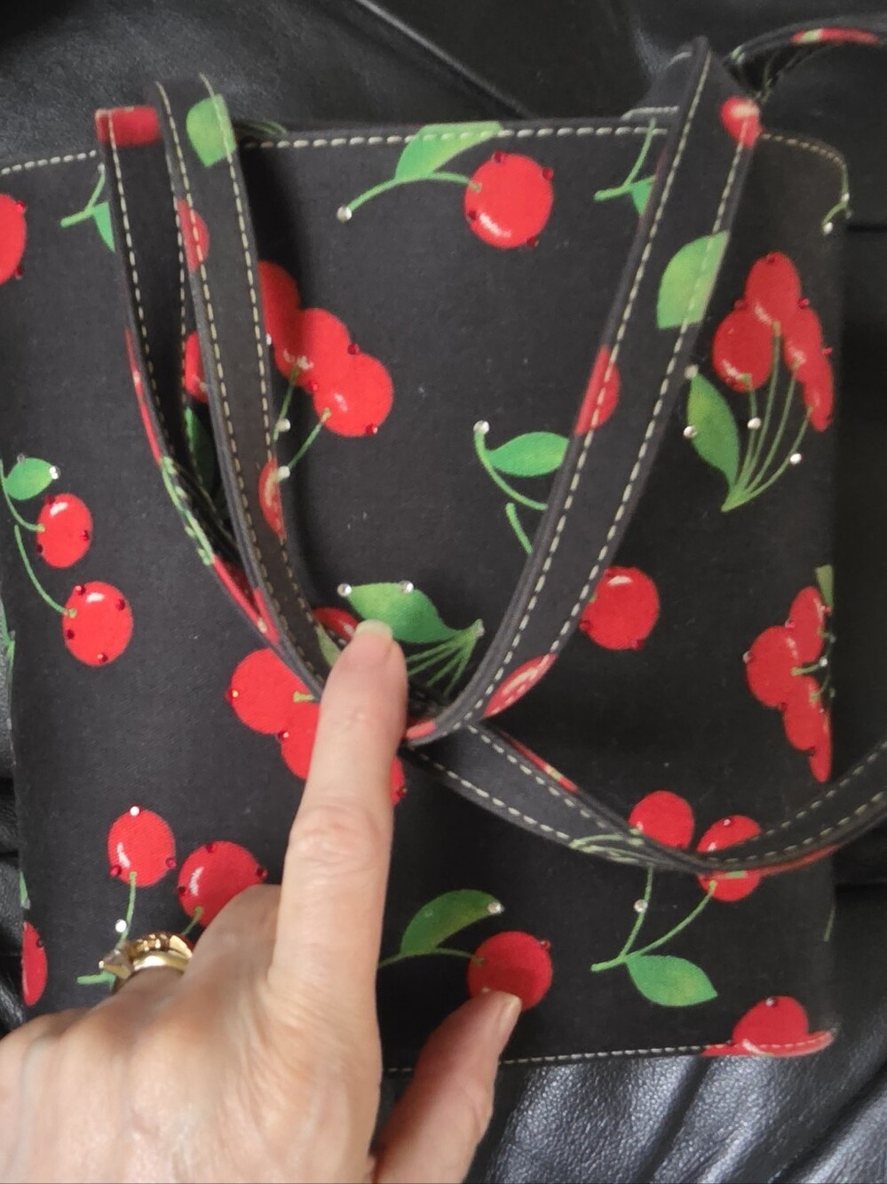 Cherry Retro Bucket Bag 9×9 NEW - Picture 2 of 7